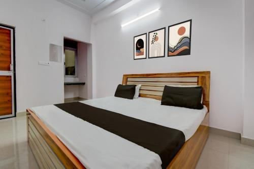 a bedroom with a large bed in a room at HOTEL O AS PALACe in Lucknow