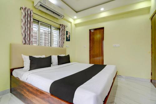 a bedroom with a large bed in a room at Hotel O Jerry Guest House & Caf� By CheckIn in Bishnupur