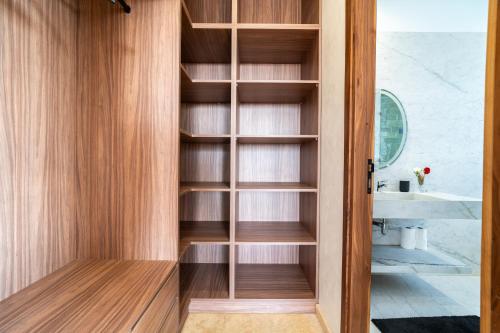 Koupelna v ubytování Villa Traverta-marrakech luxe et sérénité, 5 suites, 3 salons européens & 1 salon beldi, cuisine américaine équipée, piscine au sel chauffée, hammam traditionnel & services personnalisés