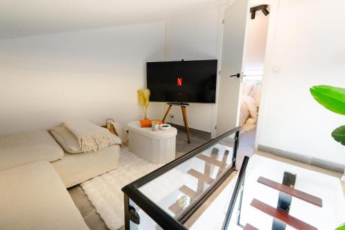 Penthouse 5 min from the beach with balcony and pool access