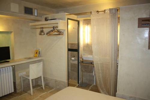 Room 2p & bathroom