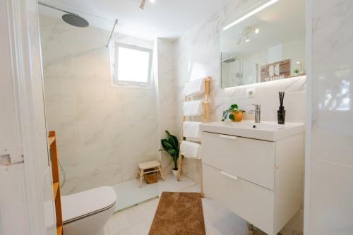 Penthouse 5 min from the beach with balcony and pool access