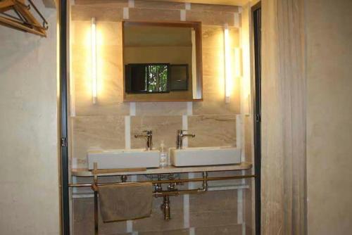 Room 2p & bathroom