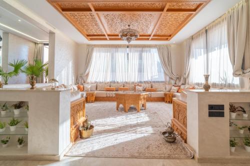 Fotografie z fotogalerie ubytování Villa Traverta-marrakech luxe et sérénité, 5 suites, 3 salons européens & 1 salon beldi, cuisine américaine équipée, piscine au sel chauffée, hammam traditionnel & services personnalisés v Marrákéši