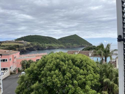 een uitzicht op een waterlichaam vanuit een gebouw bij Casa dos Amigos in Angra do Heroísmo