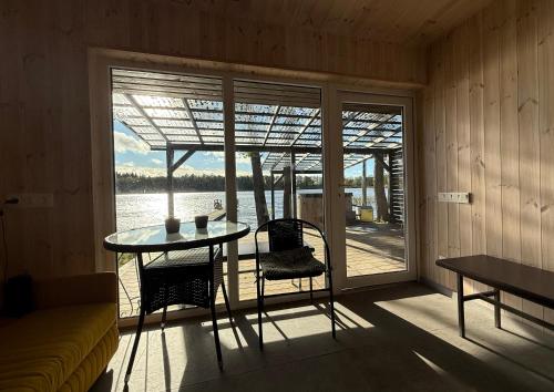 Χώρος καθιστικού στο Peaceful lake retreat with sauna & hot tub