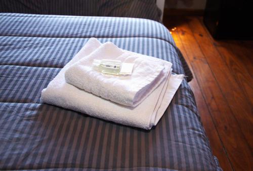 a purse sitting on top of a bed at Hospedaje Catriel in Catriel