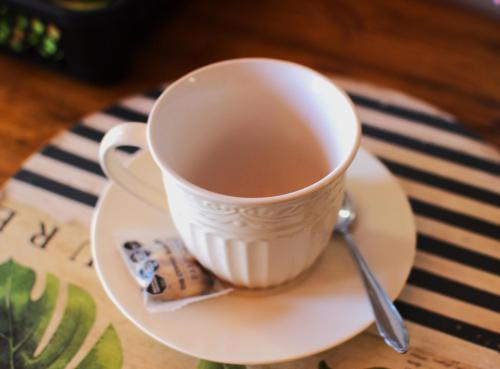 a cup of coffee on a plate with a spoon at Hospedaje Catriel in Catriel