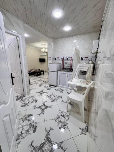 a room with a salon with a chair and a table at Filfila skikda in Rebaïb