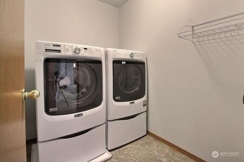 eine Waschmaschine und ein Trockner stehen nebeneinander in einem Raum in der Unterkunft Aura in Covington