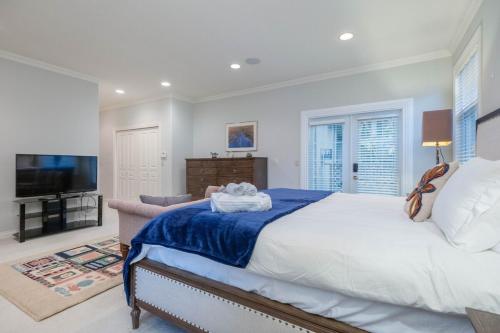 Ένα ή περισσότερα κρεβάτια σε δωμάτιο στο Prime Richmond Stay 10 min to YVR & Steveston