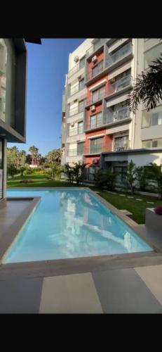 una grande piscina di fronte a un edificio di Aquaview a Bijilo