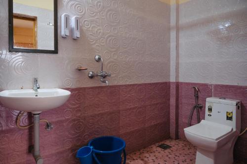 een badkamer met wastafel en toilet bij Hotel Anandam Elegance in Morjim