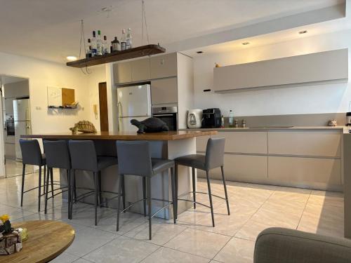 a kitchen with a bar with stools at חניתה 40 חיפה in Haifa
