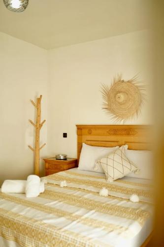 アガディールにあるNest Surf Housse Anzaのベッドとタオル2枚のある寝室