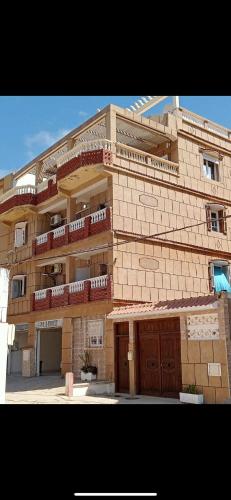 スキクダにあるVilla ziari filflaのバルコニー付きの大きなレンガ造りの建物