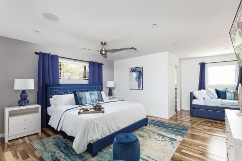 Ένα ή περισσότερα κρεβάτια σε δωμάτιο στο Azure - Sparkling Pool - Pool Table - In Old Town