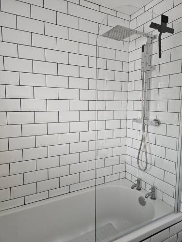 Ένα μπάνιο στο Home by the Sea