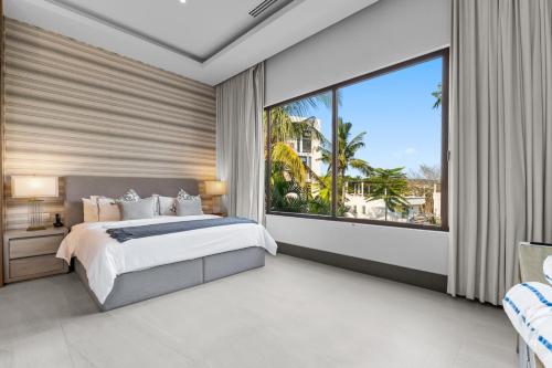 a bedroom with a bed and a large window at Peaceful Retreat with Pool – Ideal for Relaxation in Cruz de Huanacaxtle