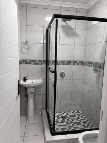 ソウェトにあるFUSH guesthouseのシャワー、トイレ、洗面台付きのバスルーム