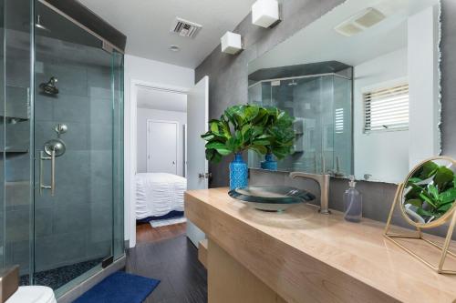 Ένα μπάνιο στο Azure - Sparkling Pool - Pool Table - In Old Town