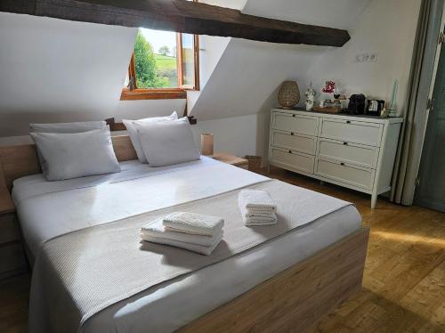 Ένα ή περισσότερα κρεβάτια σε δωμάτιο στο Le Cocon - Domaine du Vertendre