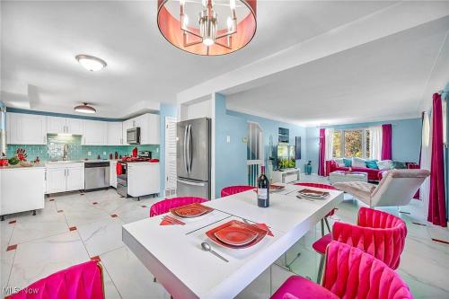 une cuisine avec une table blanche et des chaises roses dans l'établissement Little Paris- In Affluent University HTS, à University Heights