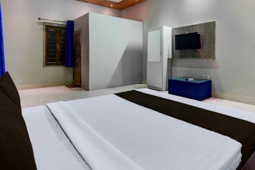 a large room with a bed and a tv at Hotel O Green Eco Space in Devanandapur