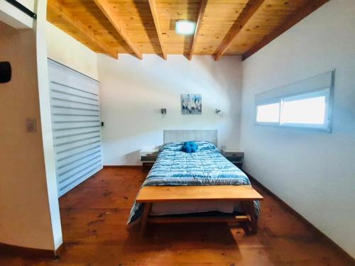 ein Schlafzimmer mit einem Bett in der Mitte eines Zimmers in der Unterkunft Casa Blanca MH in Monte Hermoso