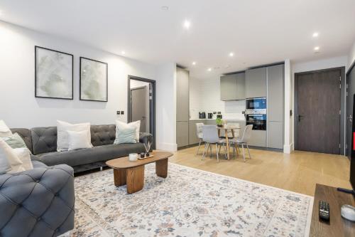 Posezení v ubytování Prestigious 2BR , Roof Terrace, 15 Mins to London, Sleeps 7