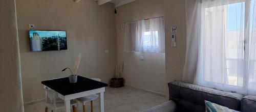a living room with a couch and a table at Apart Los Laureles Dpto 2 in Villa Regina