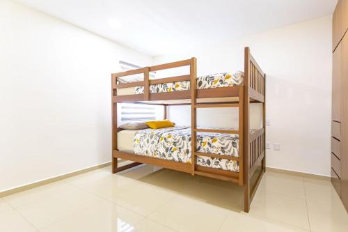 Ένα ή περισσότερα κρεβάτια σε δωμάτιο στο Modern apartment steps from the Malecón and the beach