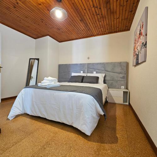 Postel nebo postele na pokoji v ubytování JoLi Larano - APT with 3 bedroom and 2 wc