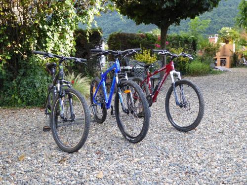 three bikes parked next to each other on gravel at Hôtel de la Gare in Pierrefitte-Nestalas
