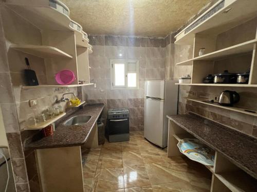 Kuchyň nebo kuchyňský kout v ubytování شقه فندقيه مكيفه برج العرب الجديده- الإسكندرية