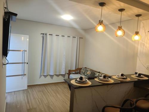 una habitación con una mesa con tazas y platos encima en Recanto Bela Vista, en São Lourenço