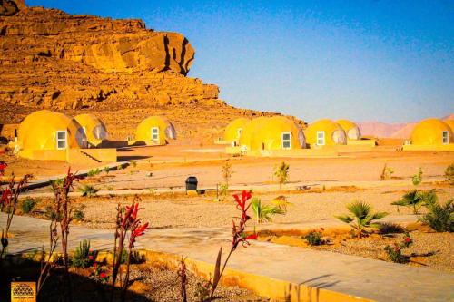 Una vista de un desierto con un grupo de edificios. en وادي رم, en Wadi Rum