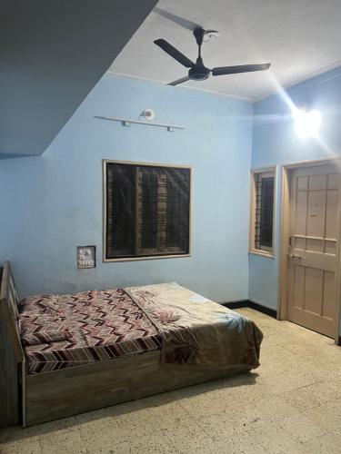 Postel nebo postele na pokoji v ubytování Elderly Friendly 3B Homestay at Shastri Nagar, near cricket stadium