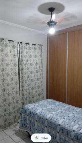 a bedroom with a bed and a ceiling fan at Casa com área lazer in Ribeirão Preto
