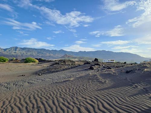 ポルト・ノボにあるKasa surfの真ん中に家がある砂漠