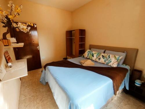 a bedroom with a bed in a room at Refúgio Estação in Guararema