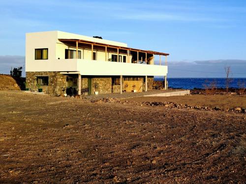 ポルト・ノボにあるKasa surfの海の背後にあるビーチの家