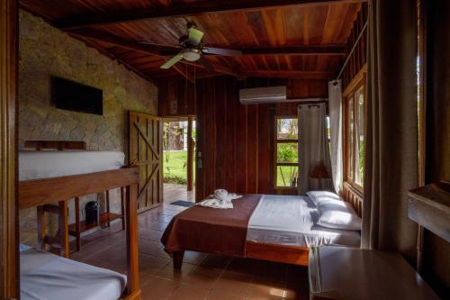 una camera da letto con due letti e un ventilatore a soffitto di Villas Josipek a Fortuna