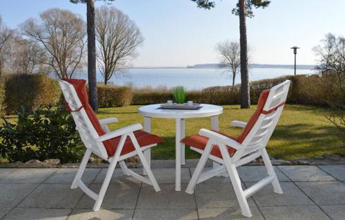 een tafel en twee stoelen naast een tafel en een tafel en stoelen bij H7 Eg in Marienfelde