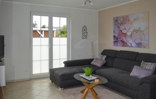 een woonkamer met een bank en een tafel bij H7 Eg in Marienfelde