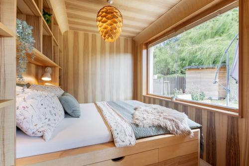 een slaapkamer in een tiny house met een raam bij Chata Modřínka apartmány in Seč