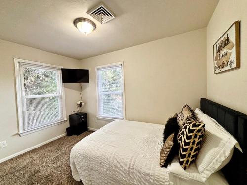 Postel nebo postele na pokoji v ubytování Modern & Vibrant Oasis Minutes from Downtown