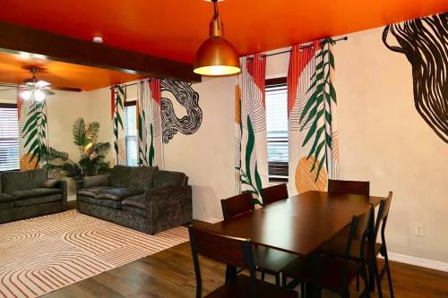 Posezení v ubytování Modern & Vibrant Oasis Minutes from Downtown