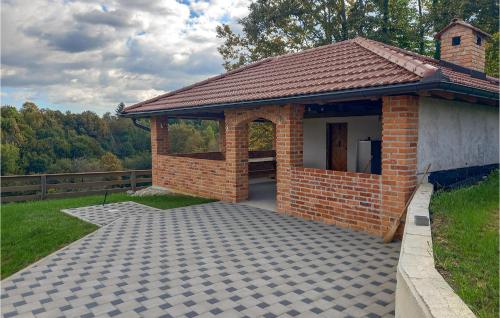 een bakstenen paviljoen met een terras in een veld bij 2 Bedroom Stunning Home In Karlovac in Zadoborje