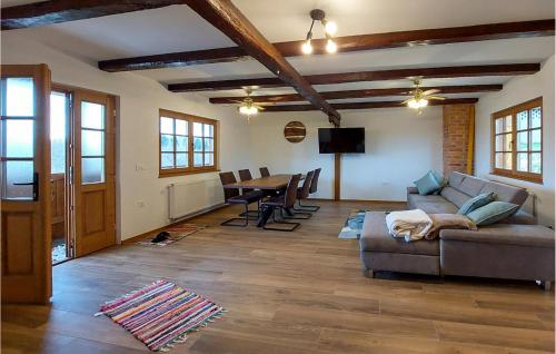 een woonkamer met een bank en een tafel bij 2 Bedroom Stunning Home In Karlovac in Zadoborje